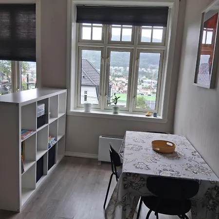 Cozy & 10min To Center דירה *